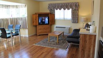 Tabla de planchar con plancha, wifi gratis y ropa de cama