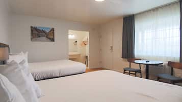 Habitación estándar, 2 camas de matrimonio | Servicio de la habitación