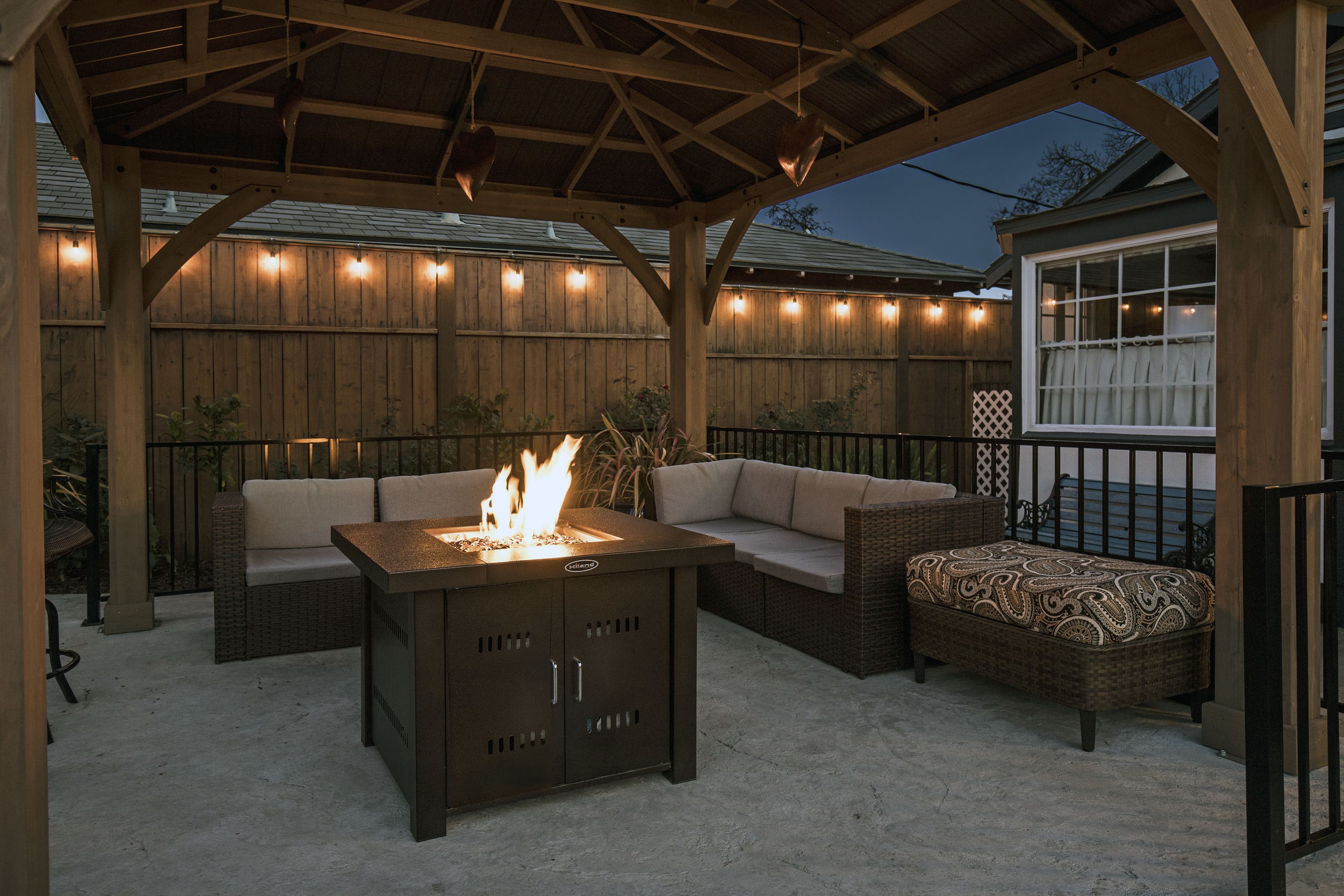 Alberca al aire libre, sombrillas en la alberca y camastros 