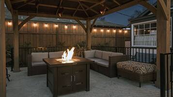 Alberca al aire libre, sombrillas en la alberca y camastros