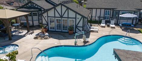 Una piscina al aire libre (de 08:00 a 21:00), sombrillas, tumbonas