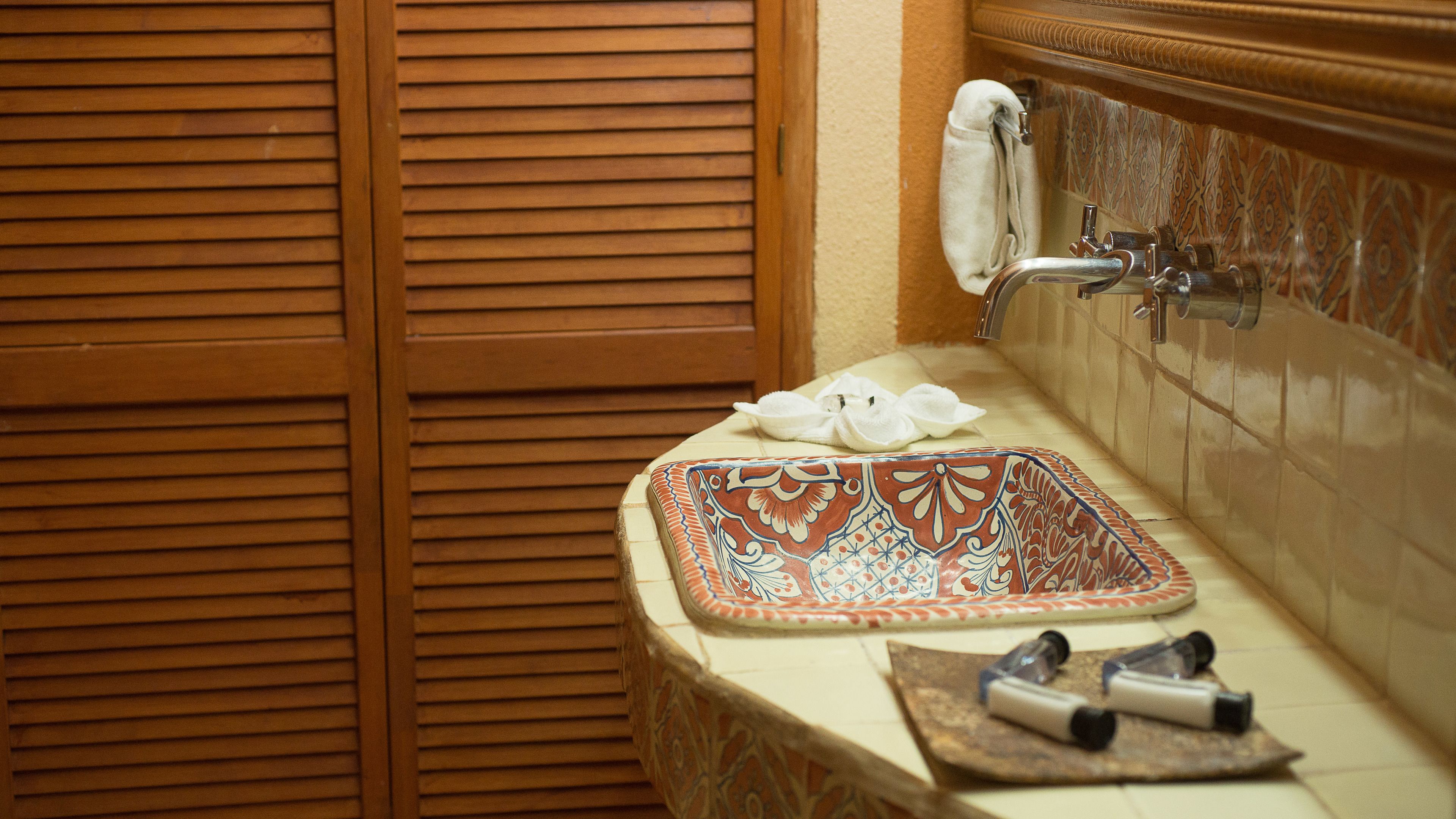 standard double room | bathroom | shower, free toiletries, hair dryer, towels