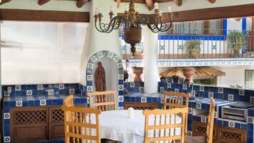 El desayuno cuesta 200 MXN por persona