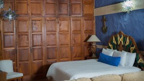 Een bureau, een strijkplank/strijkijzer, gratis wifi, beddengoed