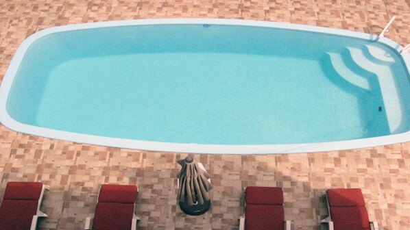 Una piscina al aire libre de temporada