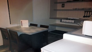 Executive Suite | Private kitchen | Coffee/tea maker, fridge, stovetop, cookware/dishes/utensils - Suites Maria Antonieta (Fortin de las Flores)