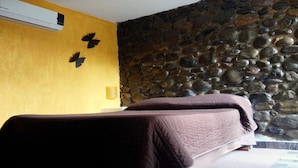 Executive Suite | 1 bedroom, down duvets, memory-foam beds, free WiFi - Suites Maria Antonieta (Fortin de las Flores)