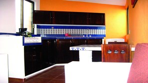 Refrigerador, placa de cocina, cafetera/tetera, utensilios de cocina