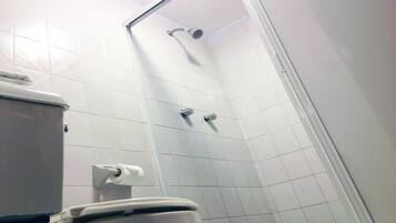 Suite ejecutiva | Baño | Regadera, amenidades de baño gratuitas, toallas