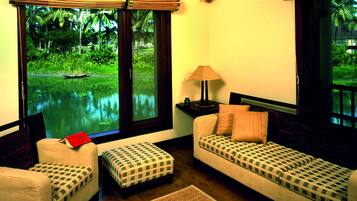 Lake View Villa | Woonkamer | Een 48-inch lcd-televisie met kabelzenders