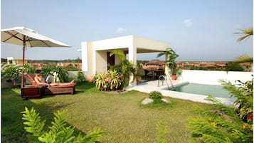 Three Bedroom Aqua Villa's | Terrace/patio