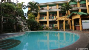 Outdoor pool - Sunrise Holiday Mansion (Alfonso)