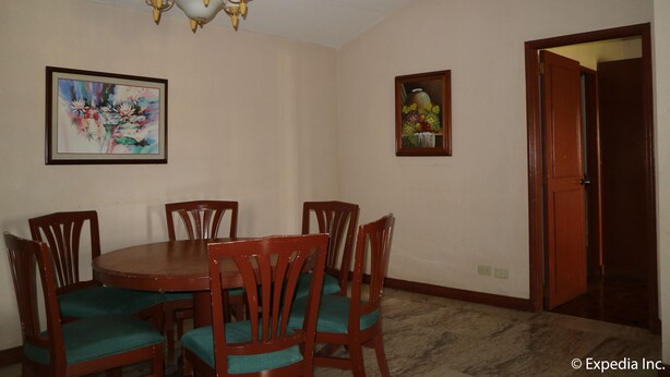 Executive Suite | In-room dining - Sunrise Holiday Mansion (Alfonso)