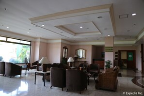 Lobby sitting area - Sunrise Holiday Mansion (Alfonso)