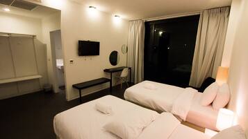 Kamar Twin (Adult Only) | Seprai premium, minibar, meja kerja, dan setrika/meja setrika