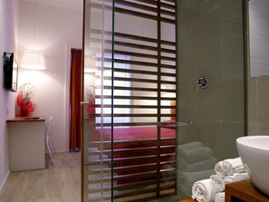 Shower, free toiletries, hair dryer, bathrobes - Why Not Roma (Rome)