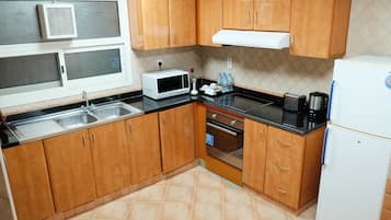 Full-size fridge, microwave, stovetop, coffee/tea maker