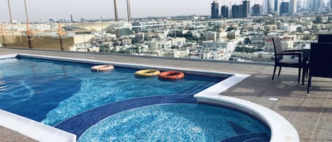 Una piscina al aire libre