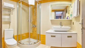 Ducha, artículos de tocador gratuitos, secador de pelo, pantuflas