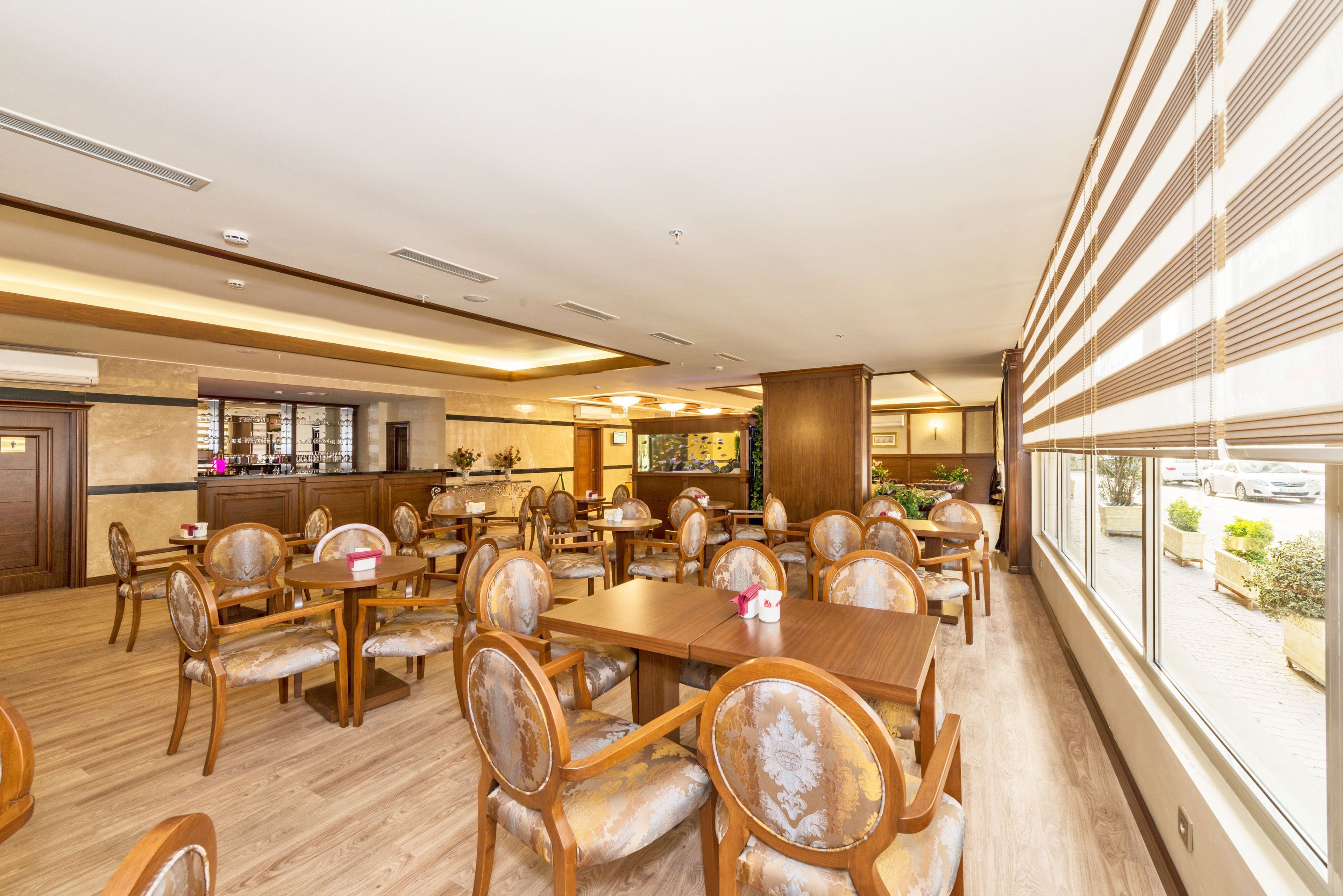 Sarapan, makan tengah hari dan makan malam dihidangkan 