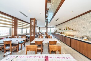 供应早餐、午餐和晚餐