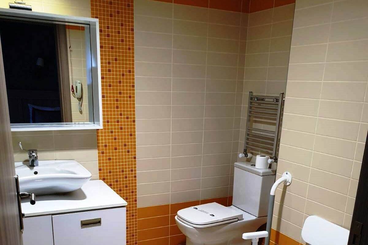 Standard Room, 1 Bedroom | Bathroom | Shower, free toiletries, hair dryer, slippers