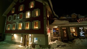 Un hotel con múltiples ventanas y un bar.