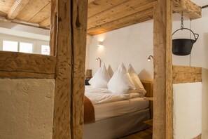 Premium bedding, down duvets, desk, soundproofing - The River House Boutique Hotel (Andermatt)