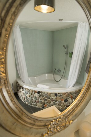 Quarto casal luxo | Banheiro | Banheira de imersão, secador de cabelo, roupões de banho 