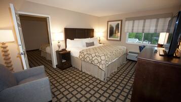 Pengeskab på værelset, skrivebord, strygejern/strygebræt