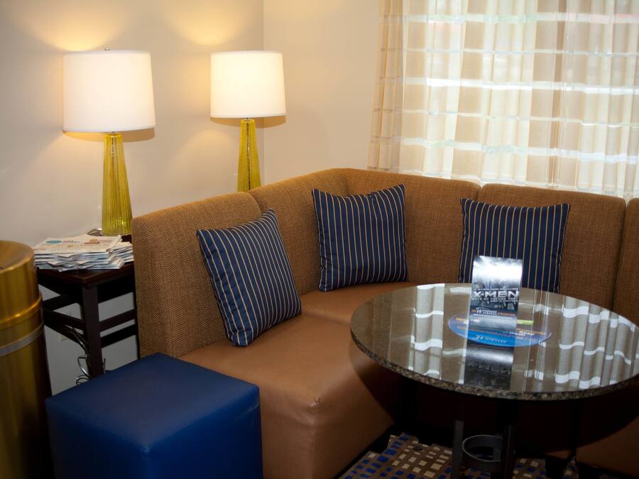 Lobby-lounge