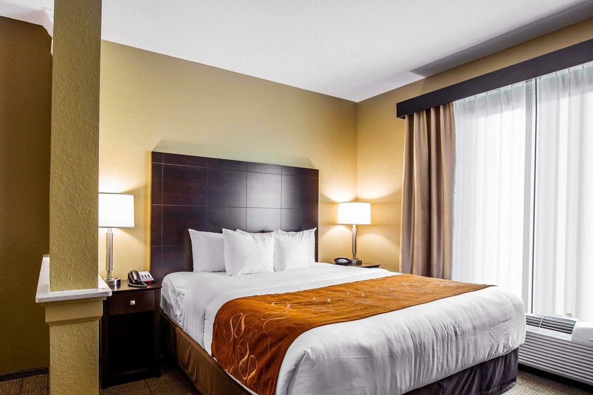 Camas con pillow-top, escritorio y tabla de planchar con plancha