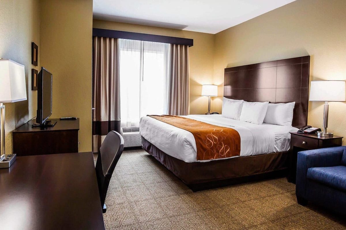 Surmatelas, bureau, fer et planche à repasser, lits bébé (gratuits)