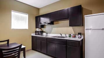 Suite, 1 cama King size y sofá cama, con acceso para personas discapacitadas (Efficiency) | Camas con pillow-top, escritorio y tabla de planchar con plancha