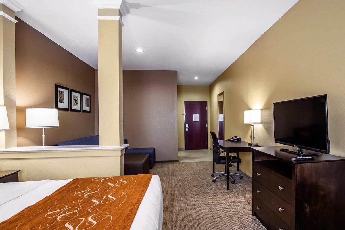 Surmatelas, bureau, fer et planche à repasser, lits bébé (gratuits)