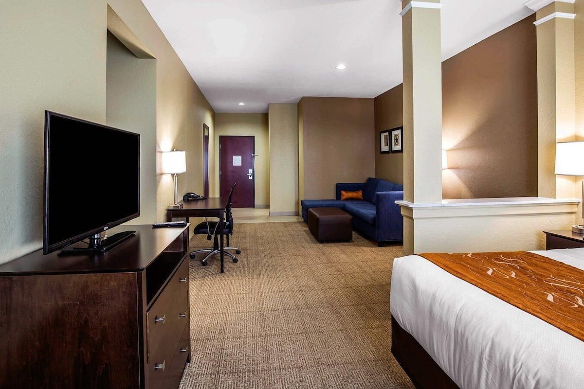 Surmatelas, bureau, fer et planche à repasser, lits bébé (gratuits)