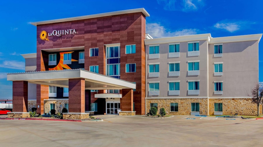 La Quinta Inn & Suites by Wyndham Northlake Fort Worth
