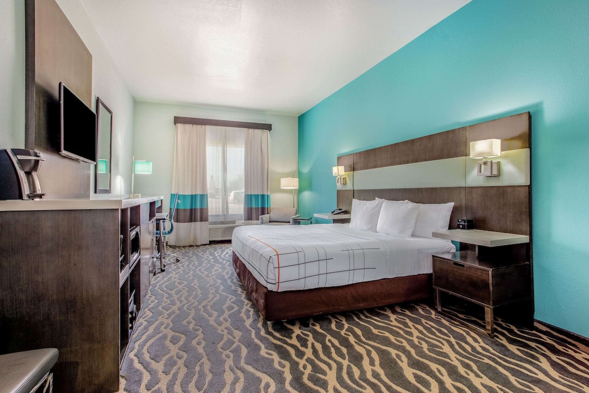 In-room safe, desk, laptop workspace, iron/ironing board