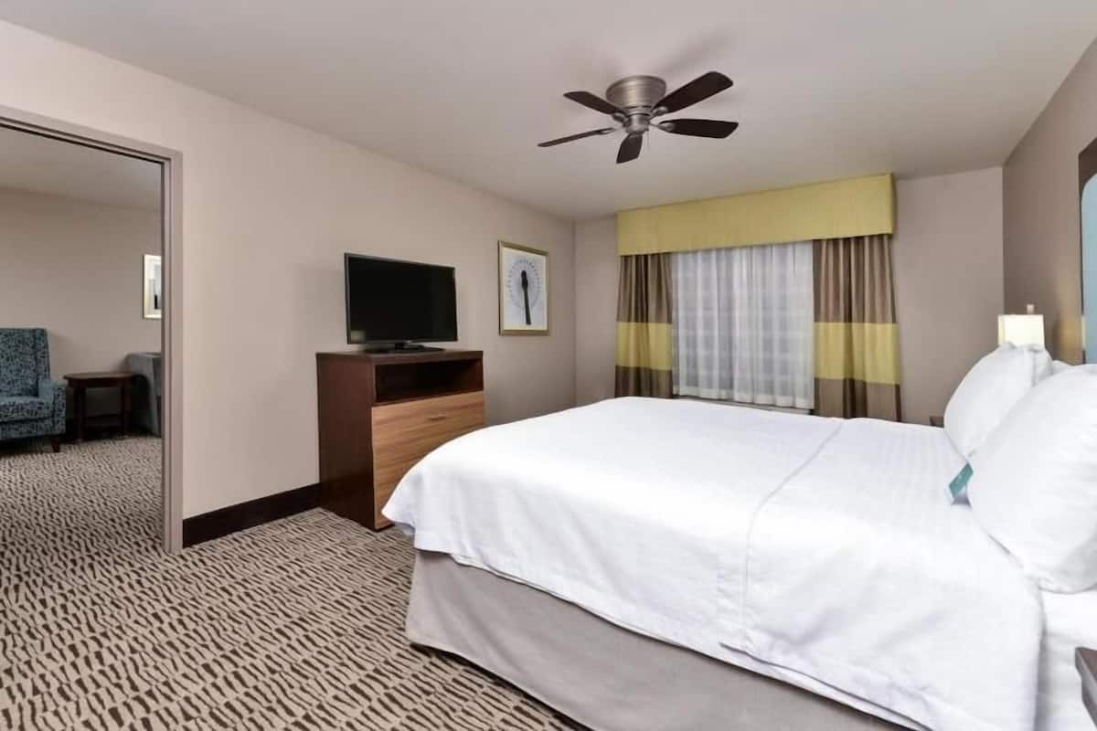 In-room safe, desk, laptop workspace, iron/ironing board