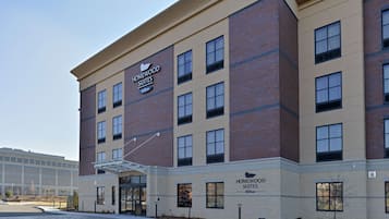Un hotel de diseño moderno, con un cartel llamativo de Homewood Suites by Hilton.
