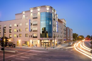 Fachada de la propiedad por la tarde o noche