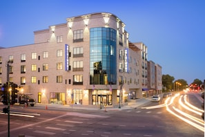 住宿正面 - 傍晚/夜晚