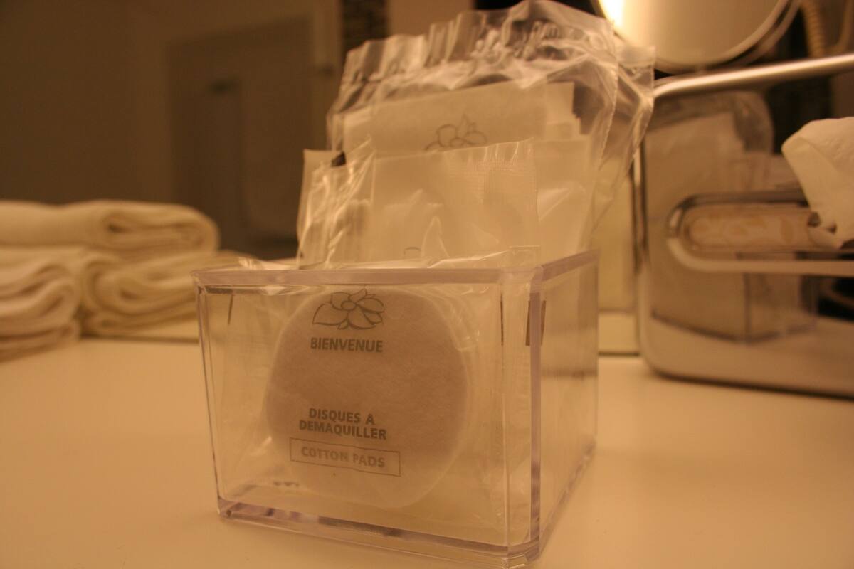 deluxe room | bathroom amenities | shower, hair dryer, towels