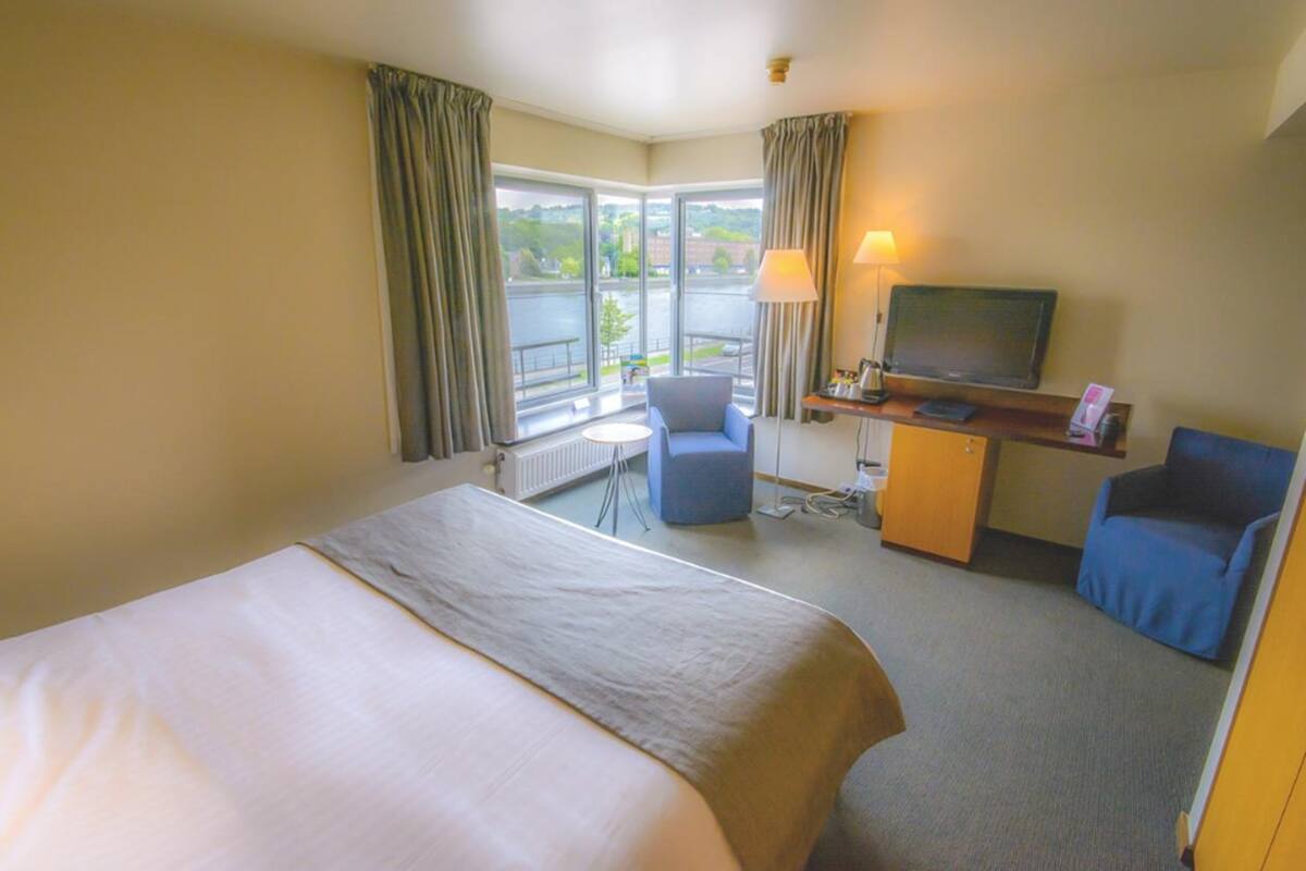 deluxe room | minibar, in-room safe, desk, soundproofing