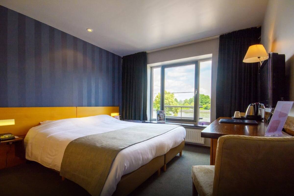 standard room | minibar, in-room safe, desk, soundproofing