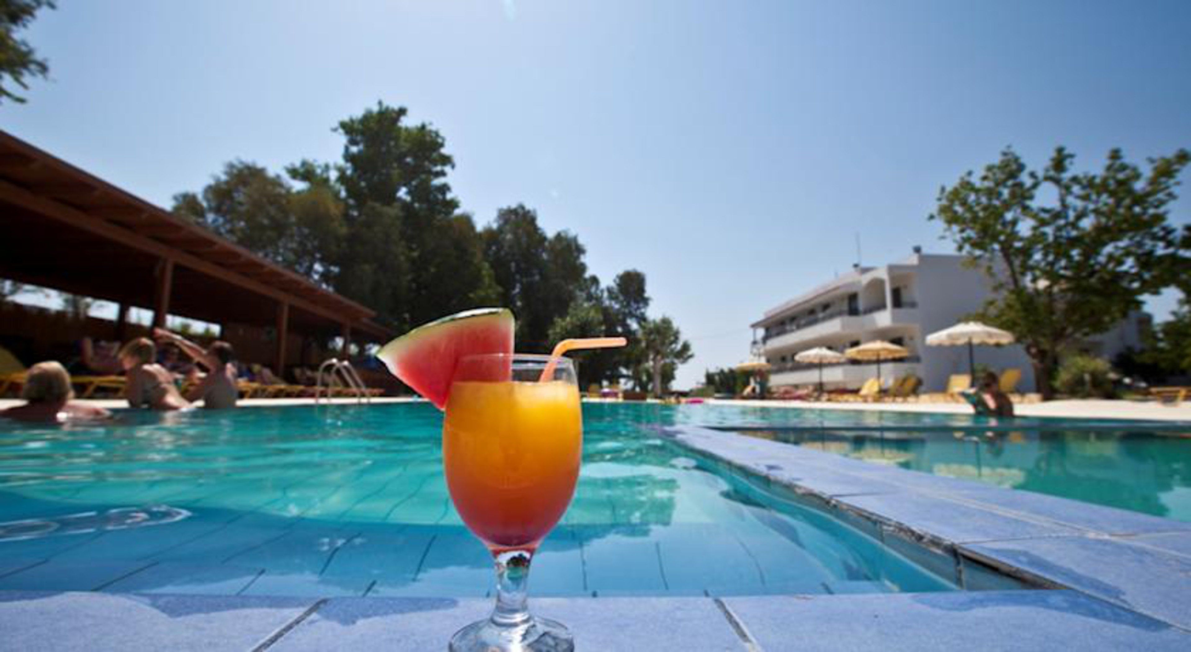 室外游泳池，池畔遮阳伞，日光浴躺椅