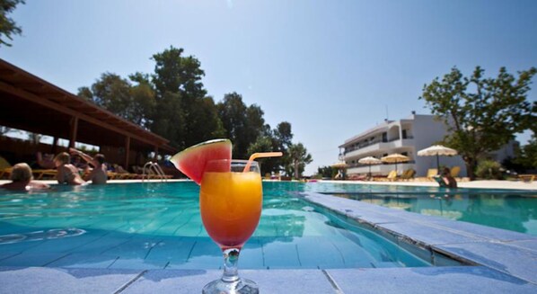 Piscine extérieure, parasols de plage, chaises longues