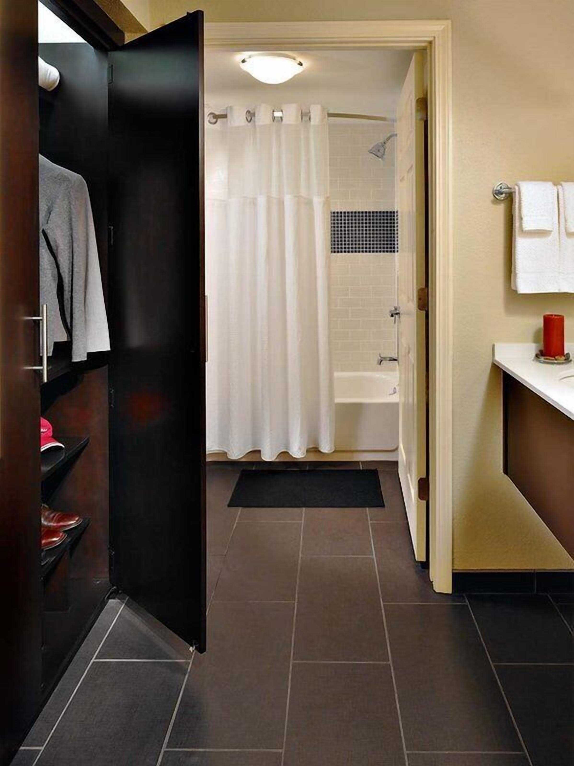 Deep soaking bathtub