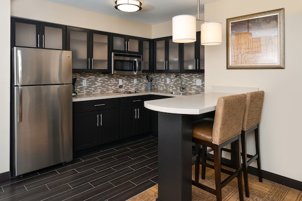 Full-size fridge, microwave, stovetop, dishwasher