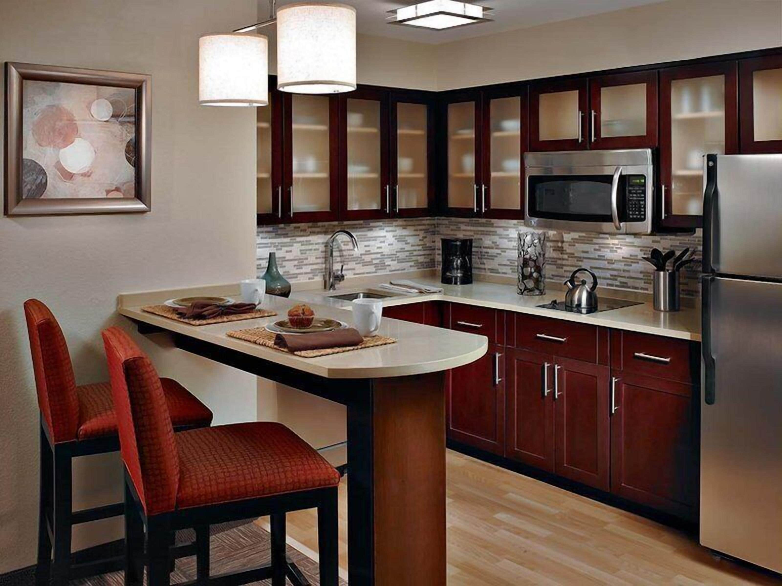 Full-sized fridge, microwave, stovetop, dishwasher